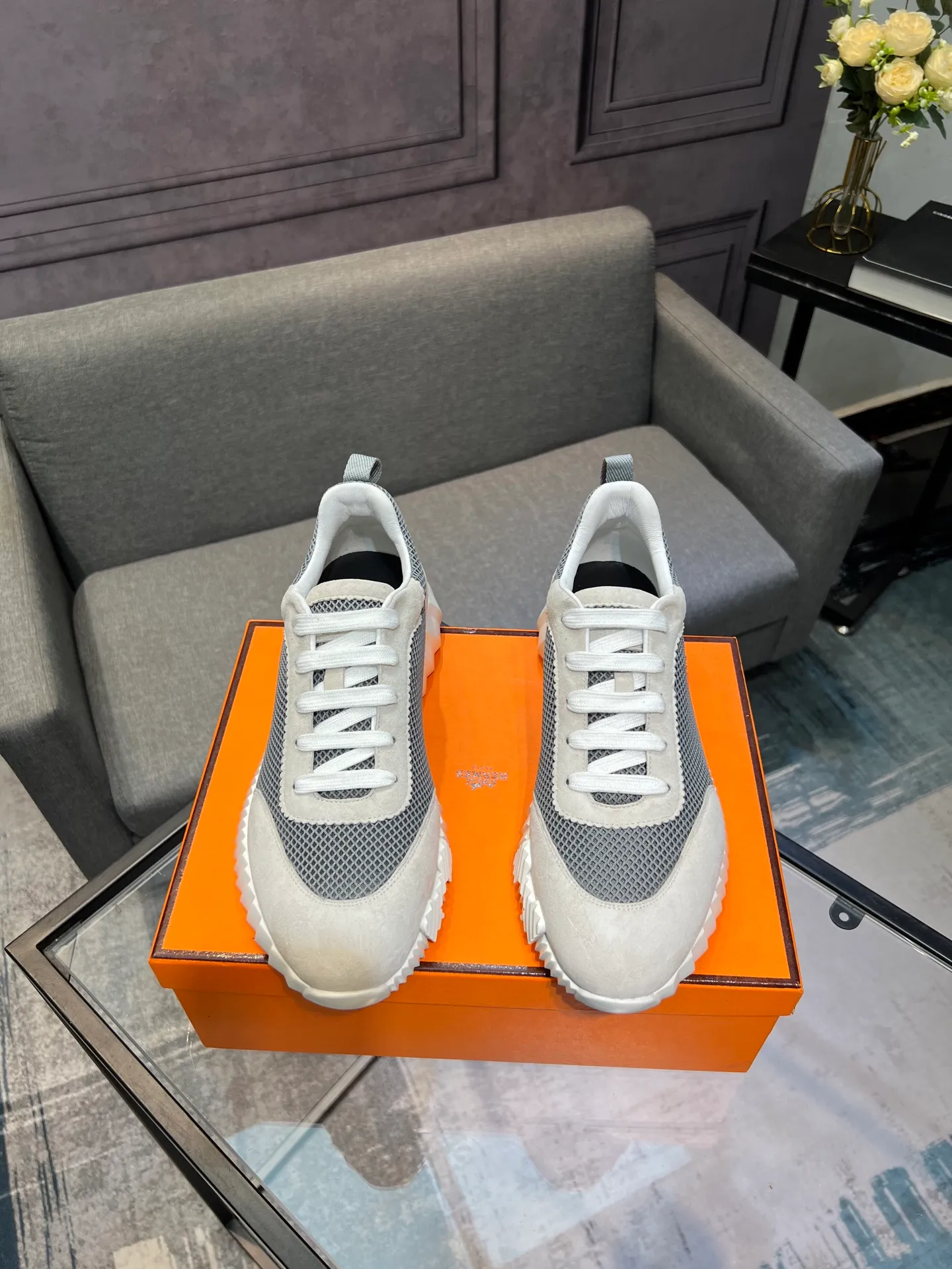 Men's shoes 💰660 Exclusive real shot (top version) Hermes new autumn and winter sports shoes. One of the most comfortable shoes from Hermes. Very light on the feet and good-looking. You will not be tired even if you go shopping. The overall suede feels very good. It is very beautiful and versatile. Very light and comfortable. Fabric: Imported high mercerized sheep/original single rain velvet. Lining: Imported silk sheepskin for the lining insole. Outsole: Seamless combination of IP+TPU (multi-color letters) German technology irradiation machine Size: Male 39-46 (Male 38 45 46 customized) Top quality, simultaneous full set of packaging